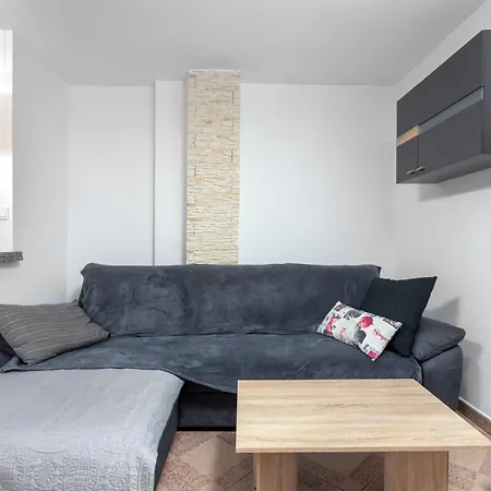 Apartman With Parking Space Valbandon, - 7352 *