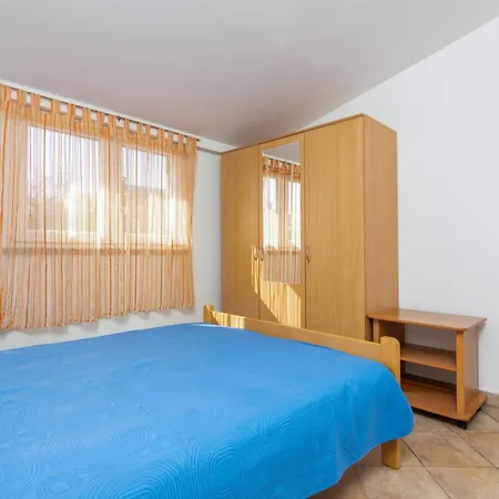 Apartman With Parking Space Valbandon, - 7352